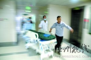  5月12日，陕西汉中3201医院的医护人员推着一名受伤儿童准备进行抢救。新华社发（伍天昌 摄）