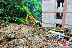 泥石流夹杂石块、树枝冲进宿舍楼，堆积了半层楼高。记者骆昌威摄
