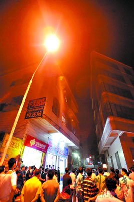 男子砍完人后，走上3楼跳楼自杀。