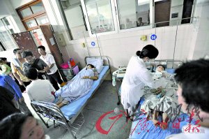 受伤者被送到官窑医院救治。记者何波摄