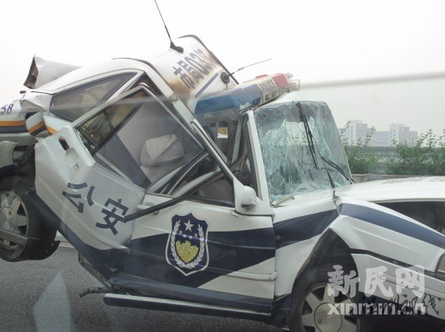 警车完全变形。