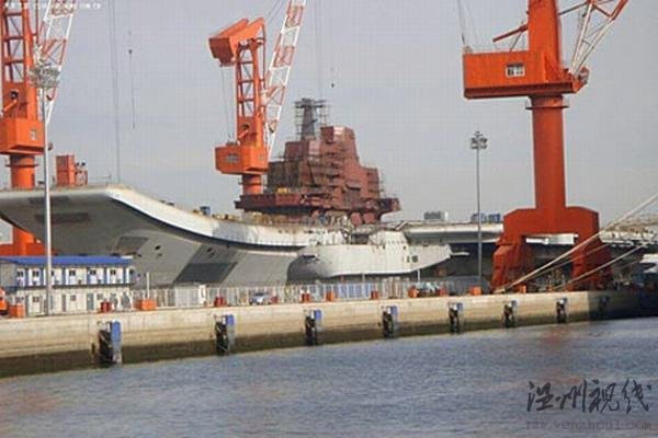 人民网资料图：整修中的“瓦良格”号航母。
