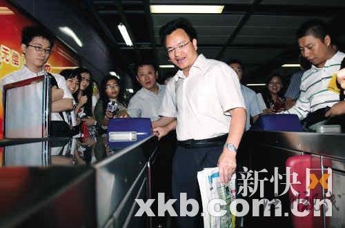 昨日，万庆良市长乘坐地铁刷卡出站上班。新快报记者宁彪/摄 