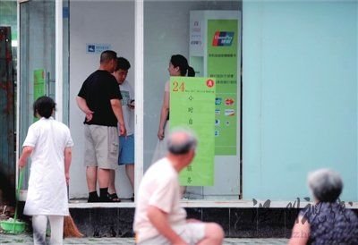6月19日傍晚，不明情况的路人仍在使用“ATM机”，便衣警察上前劝说。