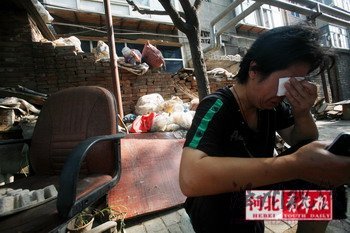 6月18日，自杀女生的妈妈在自己收的废品前难过不已