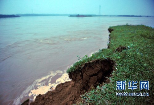 6月22日在江西抚州市拍摄的唱凯堤决口。6月21日傍晚，江西省抚州市唱凯堤发生决口，威胁下游临川区湖南、罗湖、唱凯、罗针和云山等5个乡镇14.5万人口、京福高速公路、316国道以及12万亩粮田的安全。江西省委、省政府主要领导获悉后，立即对抢险工作作出部署，要求迅速转移群众，不惜一切代价，?；と嗣裆撇踩?。目前，抚州市、临川区已经在组织人员转移。驻赣部队和武警、消防官兵正在紧急救援。新华社记者章武 摄