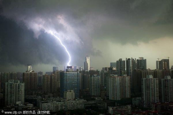 2010年6月21日16时许,广州乌云密布,惊雷闪电划破天空。摄影： 贾朔/CFP