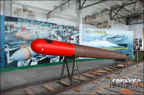 原中国鱼雷发射试验基地建造在青海湖南岸，因其在青藏公路151公里处，又被称为151基地。其在完成了它的历史使命之后，才被掀开神秘的面纱，被世人得知。现保留一部分原有的生产车间、实验区和鱼雷、电台等实物供游人参观。中新社发 李全举 摄