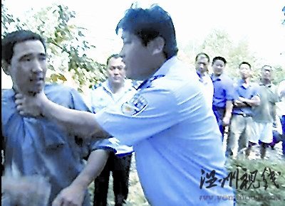 一村民欲阻止拆迁，被一个身穿监察大队制服的工作人员掐住脖子，野蛮推开