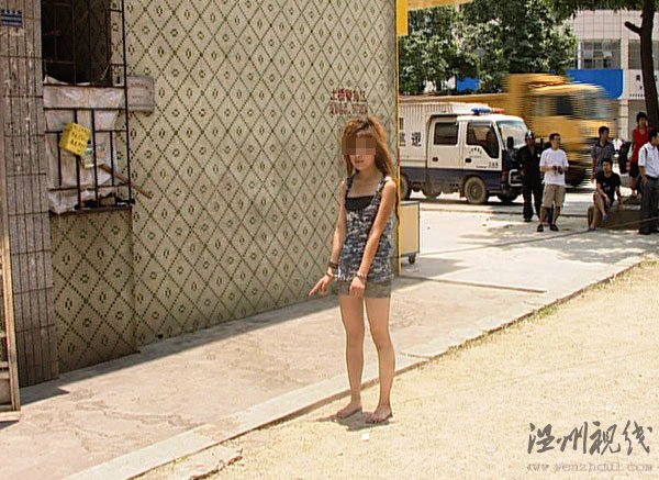  有很多网友认为清溪镇三中派出所公布涉嫌卖淫女子游街照片的行为有些过分。