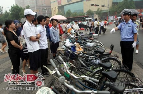 民警批评教育闯红灯者。