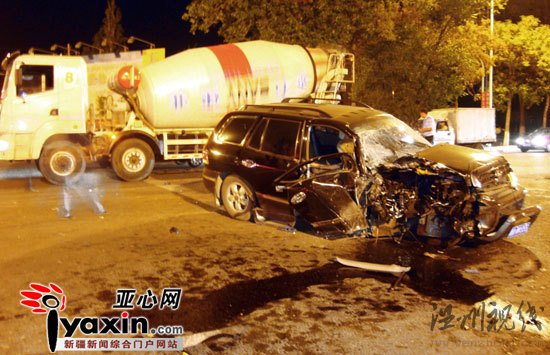 图为事故现场，北京现代 越野车经撞击后，弹出几米远，交警正在事故现场勘验。