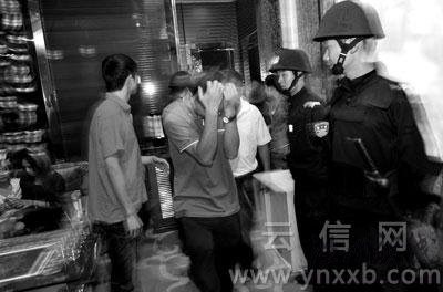 涉嫌找“小姐”的顾客捂着脸走出会所，生怕别人认出自己