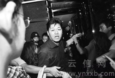 此男雷声阵阵：“我是党员，招商引资不容易，你们这样做影响昆明的发展。”“你们昆明的发展还得靠我们商会，你们的市领导还不得靠我们！”