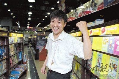 胡忠为他的纸老虎而骄傲。图/CFP 