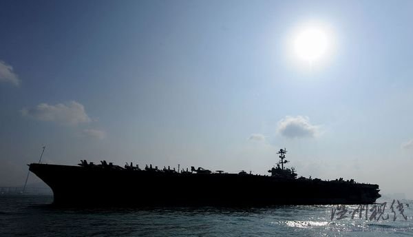 乔治·华盛顿”号于1992年开始服役,属美国最大的“尼米兹”级核动力航母,长333米,宽77米,乘员人数逾5500人,满载排水量9.7万吨。