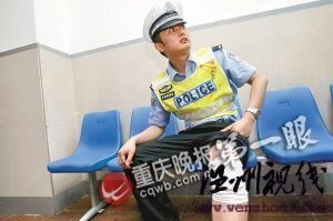 轿车拖面包车当街卸货交巡警劝阻被撞伤