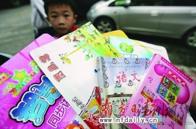 小学生书包重达10斤专家称影响身心健康(组图)