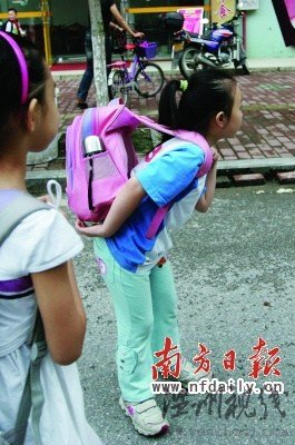 小学生书包重达10斤专家称影响身心健康(组图)