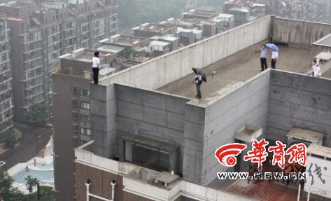 女子站26层楼顶欲跳下警方劝解(组图)