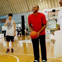 戈登访华参加训练营 快船后卫与小球员切磋球技