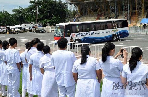 8月24日下午,一群菲律宾女学生在事发现场以曾被劫持的香港旅游大巴为背景合影留念。事发地是马尼拉最重要的广场,包括总统就职仪式和国庆日集会都在这个广场举行,附近还有美国大使馆和马尼拉饭店等知名建筑。