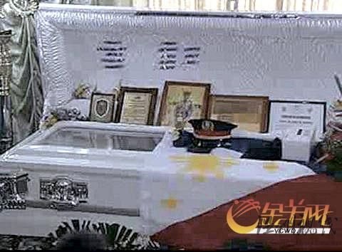菲律宾电视新闻截图显示，门多萨的棺木上一度覆盖着菲国旗。
