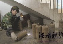 温州一小区水泥墙内室发现存放多年价值10多万水银