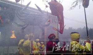 洞头县北岙镇大王殿村的村民，在为“迎火鼎”巡游做彩排。陈蜜 摄