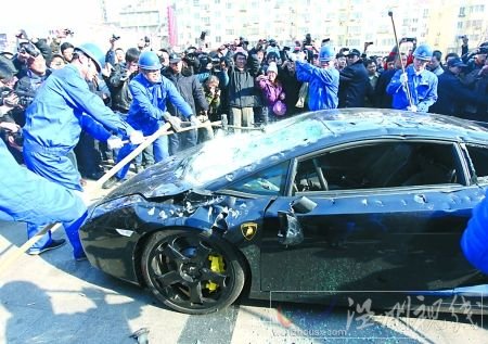 4S店越修越坏 青岛车主怒砸300万兰博基尼