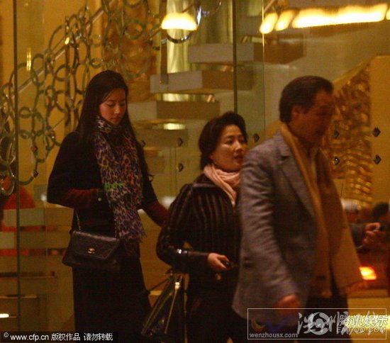 刘亦菲和妈妈、教父一起