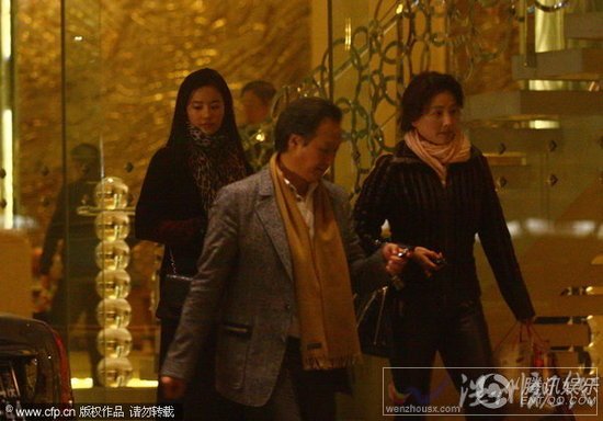 刘亦菲和妈妈、教父一起