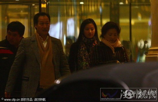 刘亦菲和妈妈、教父一起