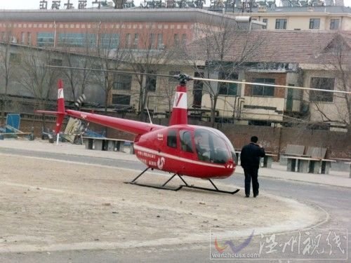 山东直升机接人，山东男子驾直升机空降校园接走女生