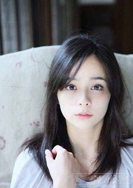 加藤罗莎：日本女演员及模特儿，出生於横滨市。在鹿儿岛市立皇德寺中学校、鹿儿岛县立鹿儿岛西高等学校毕业。所属经纪公司为研音。父亲是意大利人，母亲是日本人。6岁前住在意大利的那不勒斯(Naples)，以前懂得意大利文，回日本後生疏了。