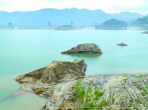 23日，三峡水库坝前水位降至152.95米，库底山岩露出水面。