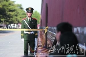 昨日，故宫北门内东侧被隔离，武警在这里站岗。5月8日，故宫内发生展品失窃事件。