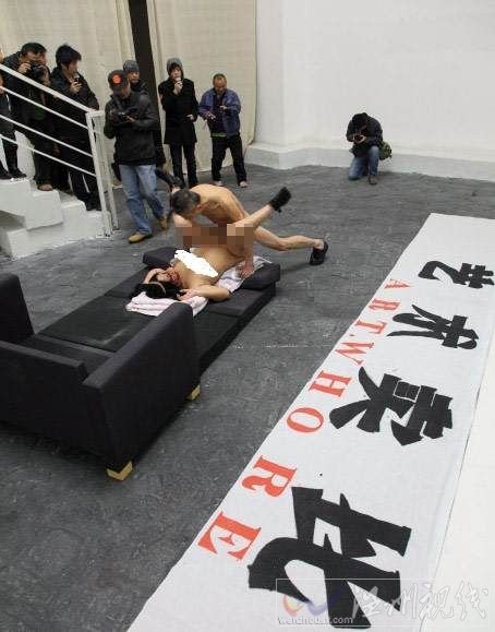 3月20日，成力正在进行行为艺术表演，表演之后他和搭档就被警方带走了。
