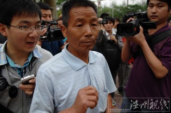 5月20日，药家鑫案中受害人张妙的父亲出席二审?！⌒禄缂钦?李一博 摄