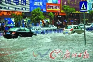 河源市区多条街道遭遇“水浸街”。