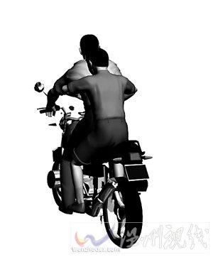 两人驾车时撞树，随后下车，恰好旁边有摩托仔，两人骑上摩托车逃走_nEO_IMG