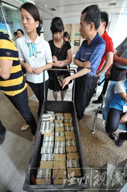 银行说，8个人同时存零钞耽误了其他顾客