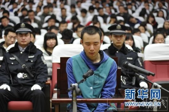 资料图片：3月23日，药家鑫在法庭痛哭忏悔。
