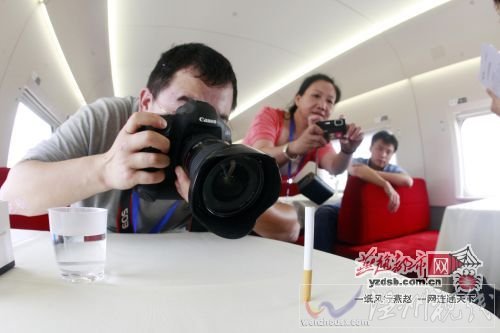 时速300公里，记者用一根香烟测试列车的平稳，香烟立桌上不倒。