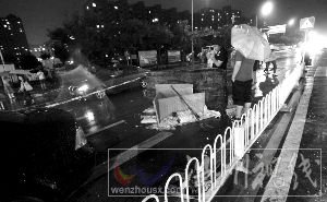 昨日，苹果园南路两人被冲入井内。事发后，现场已拉上警戒线。本报记者 王贵彬 摄