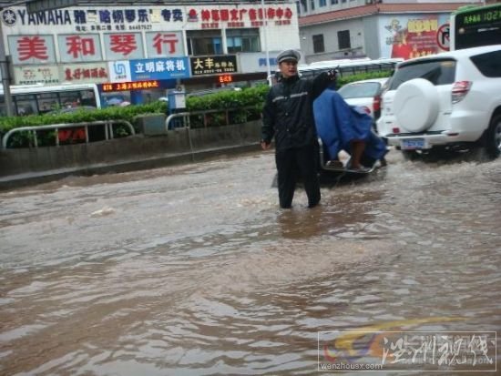 长沙交警站在水里指挥交通?！　〕陆ａ?摄 图片来源：星辰在线