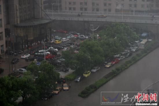 6月28日下午，长沙遭遇暴雨袭击，城区部分地段由于积水较深，导致交通受阻。在积水较为严重的长沙市八一桥段，部分车辆已经抛锚，被浸水中。图为一辆轿车因积水太深抛锚。刘双双 摄