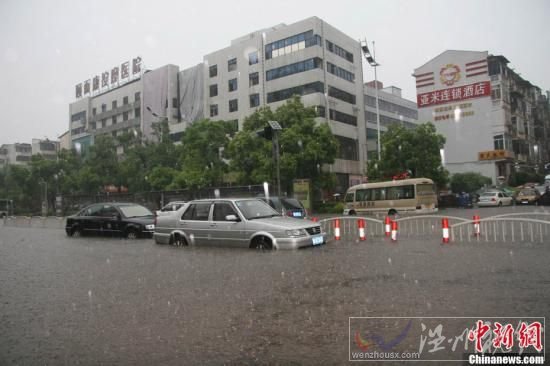 6月28日下午，长沙遭遇暴雨袭击，城区部分地段由于积水较深，导致交通受阻。在积水较为严重的长沙市八一桥段，部分车辆已经抛锚，被浸水中。图为轿车停在路中不敢前行。傅煜 摄