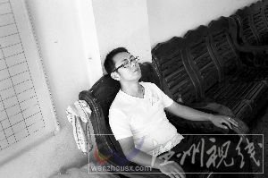 听到提早赶到的亲属说，无人认领的女子体貌特征极像妻子陈碧，杨峰瘫坐在椅子上喃喃默念，“希望不是她，希望她被好心人救走”。