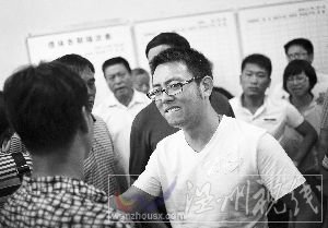 众亲友赶到殡仪馆，准备陪杨峰去认尸。此前，杨峰发动200余亲友帮助寻妻。
